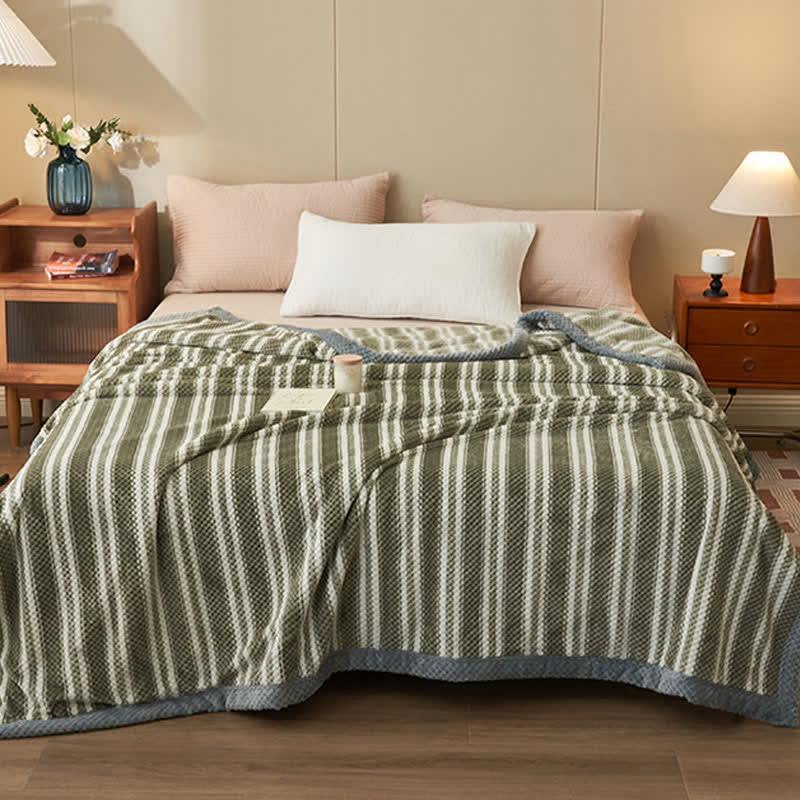 Couverture polaire corail rayée et confortable