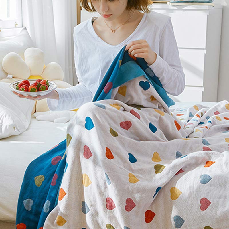 Couette réversible en gaze de coton avec des cœurs colorés