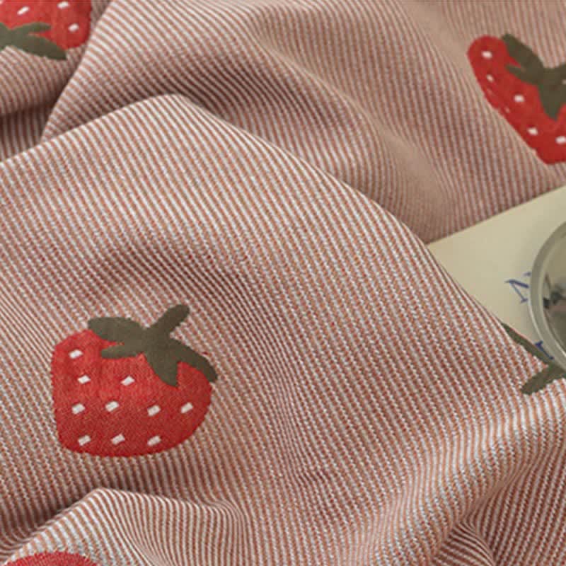 Couette en gaze de coton respirante avec des fraises en rose