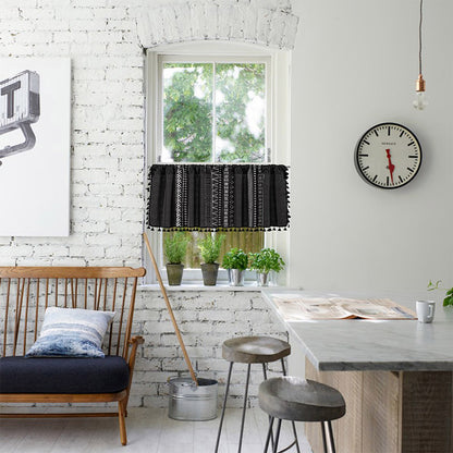 Rideau à motifs noirs et blancs avec pompons