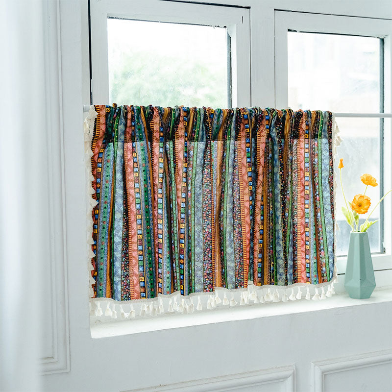 Rideau coloré à pompons et motif à carreaux
