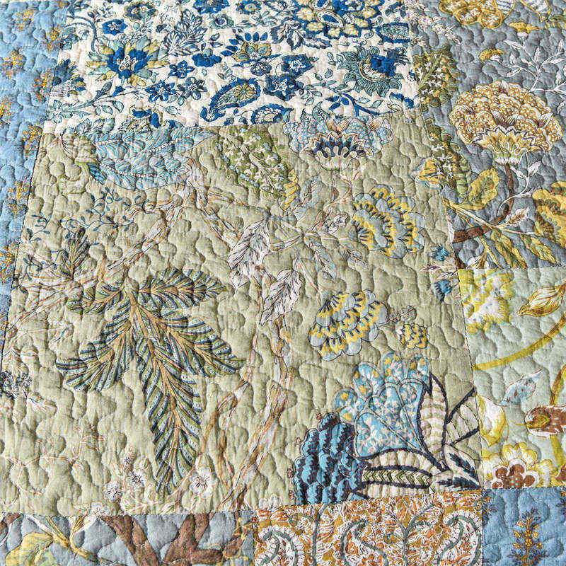 Couette de style bohème avec taies d'oreiller à fleurs