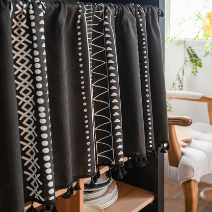 Rideau à motifs noirs et blancs avec pompons