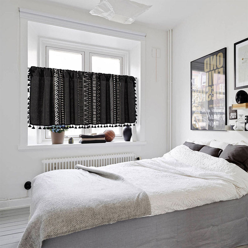 Rideau à motifs noirs et blancs avec pompons