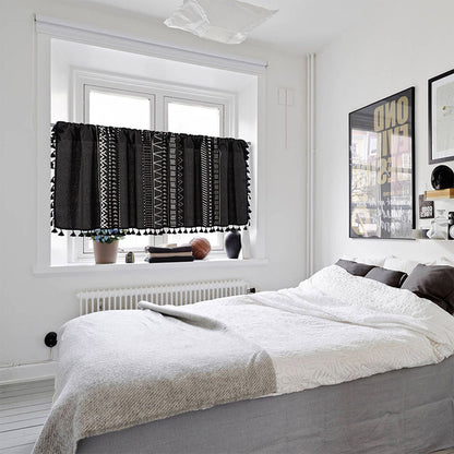 Rideau à motifs noirs et blancs avec pompons