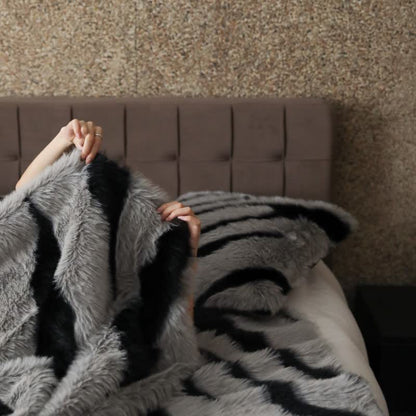 Couverture moderne en fausse fourrure à motif zèbre