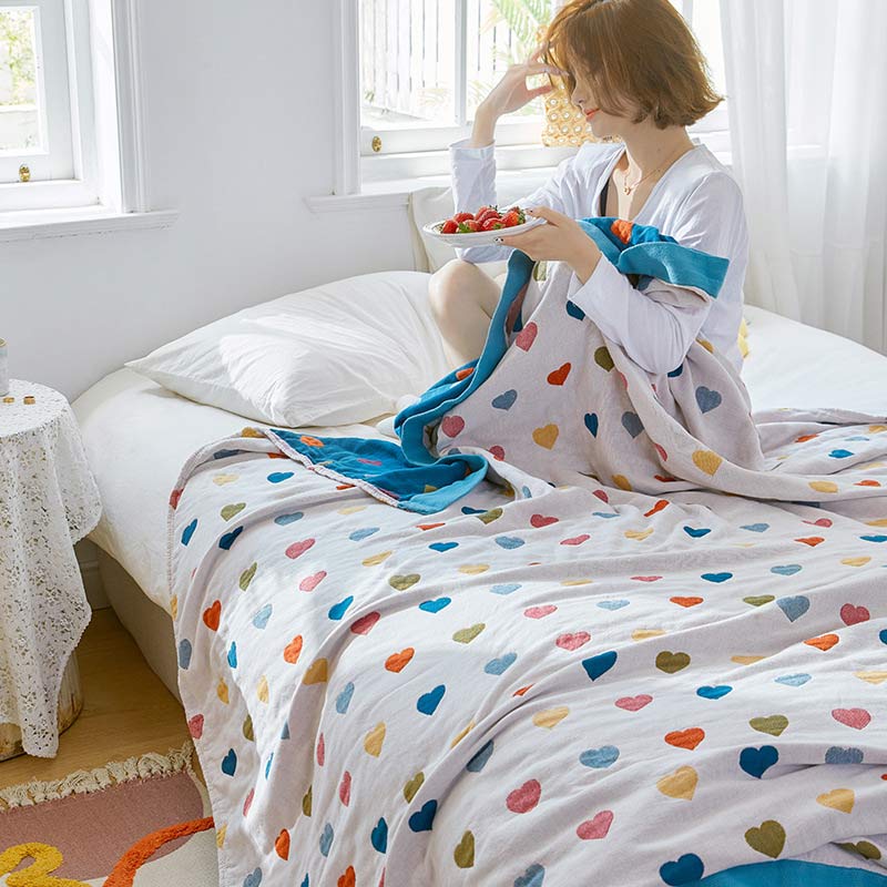 Couette réversible en gaze de coton avec des cœurs colorés