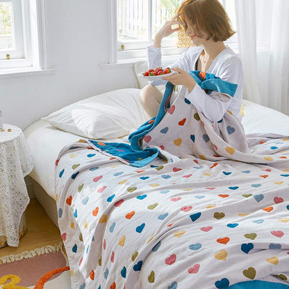 Couette réversible en gaze de coton avec des cœurs colorés