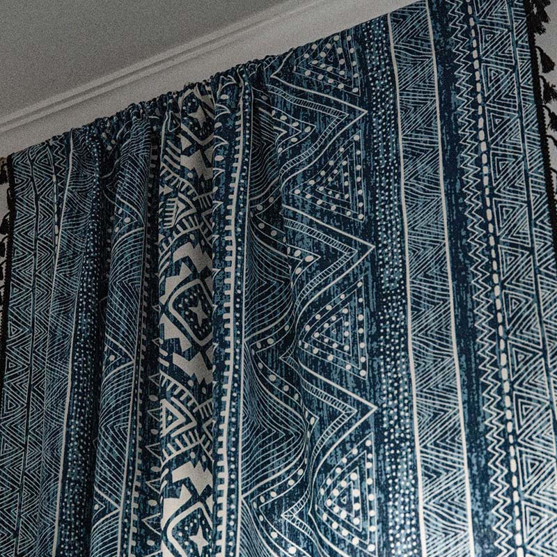 Rideau filtrant la lumière bleue avec motif géométrique