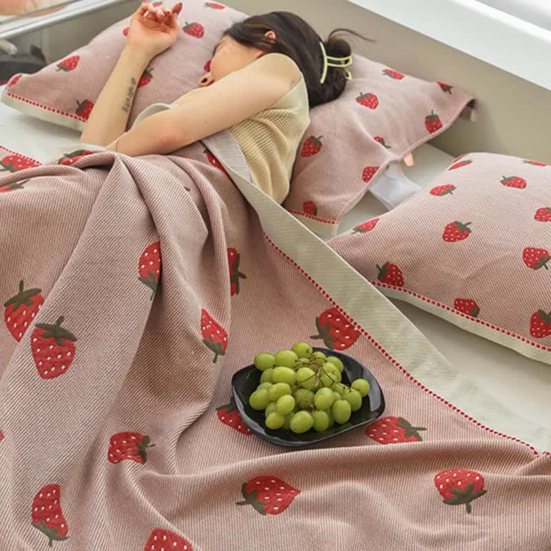 Couette en gaze de coton respirante avec des fraises en rose