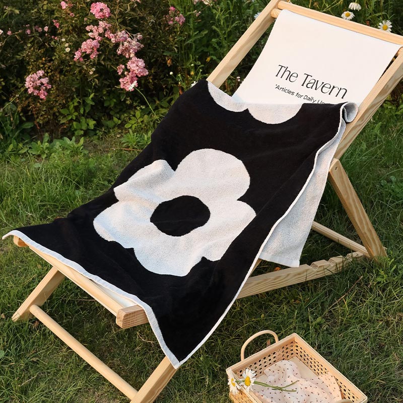 Serviette en coton doux et respirant avec motif floral