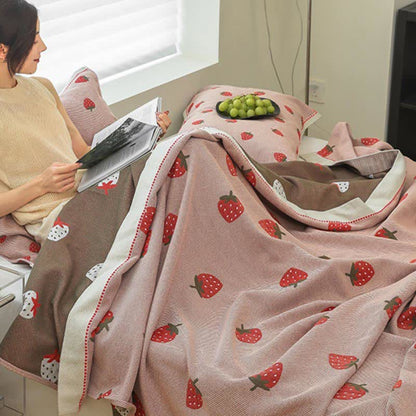 Couette en gaze de coton respirante avec des fraises en rose