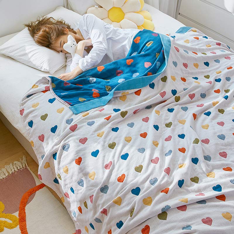 Couette réversible en gaze de coton avec des cœurs colorés