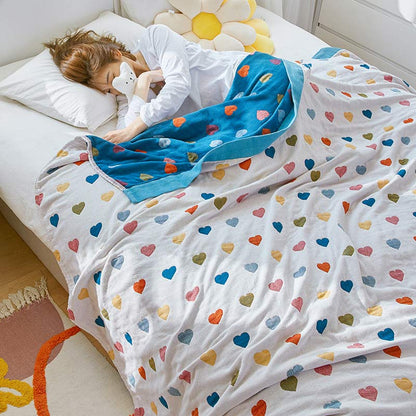 Couette réversible en gaze de coton avec des cœurs colorés