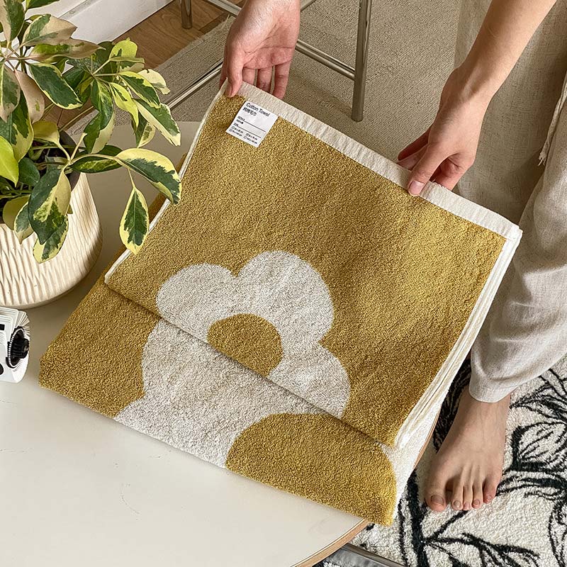Serviette en coton doux et respirant avec motif floral