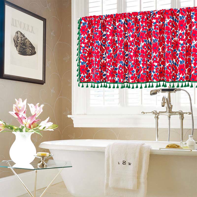 Rideau à plusieurs niveaux à imprimé floral rouge avec pompons