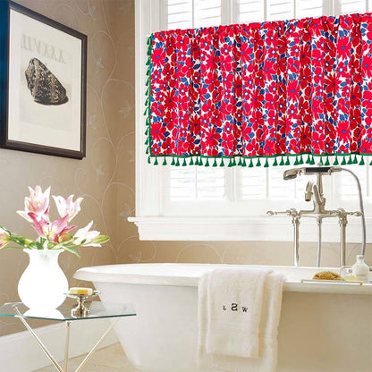Rideau à plusieurs niveaux à imprimé floral rouge avec pompons