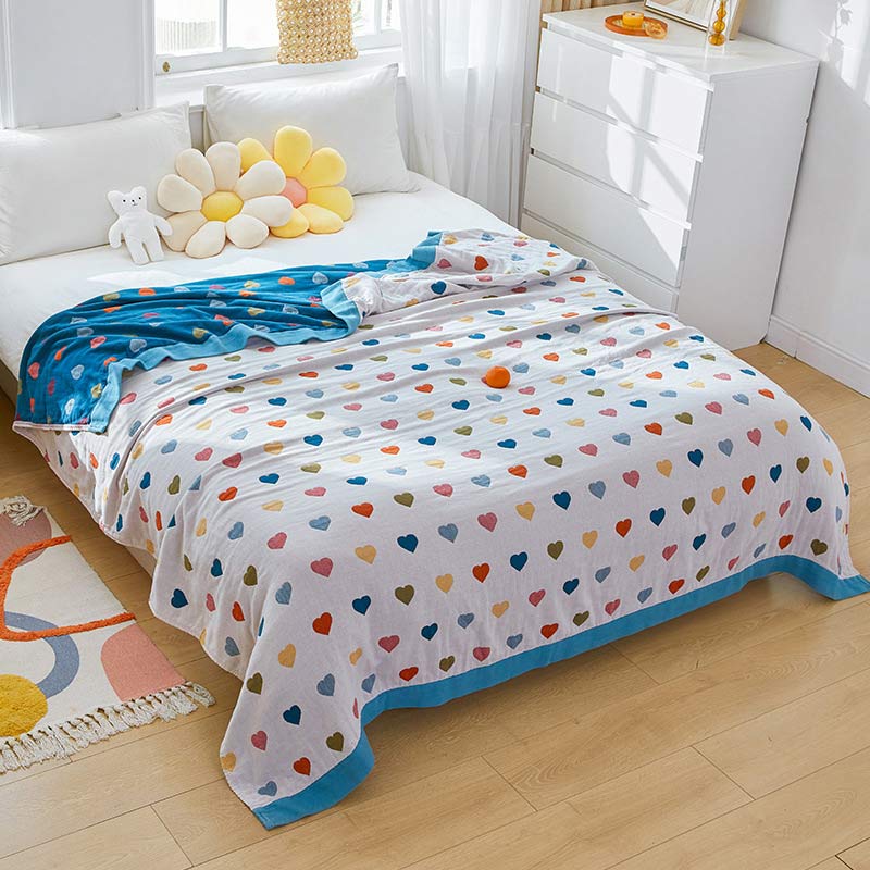 Couette réversible en gaze de coton avec des cœurs colorés
