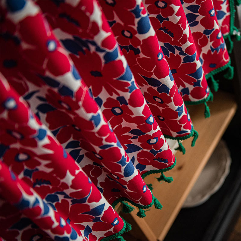 Rideau à plusieurs niveaux à imprimé floral rouge avec pompons