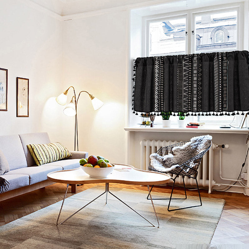 Rideau à motifs noirs et blancs avec pompons