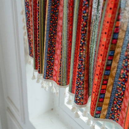 Rideau coloré à pompons et motif à carreaux