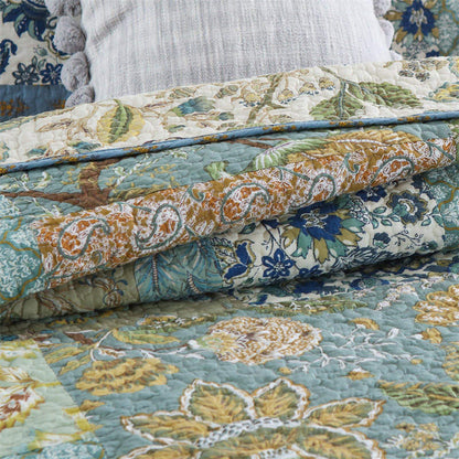 Couette de style bohème avec taies d'oreiller à fleurs