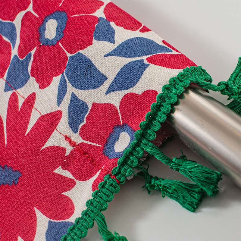 Rideau à plusieurs niveaux à imprimé floral rouge avec pompons