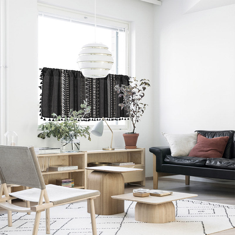 Rideau à motifs noirs et blancs avec pompons