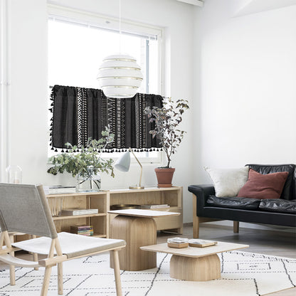 Rideau à motifs noirs et blancs avec pompons