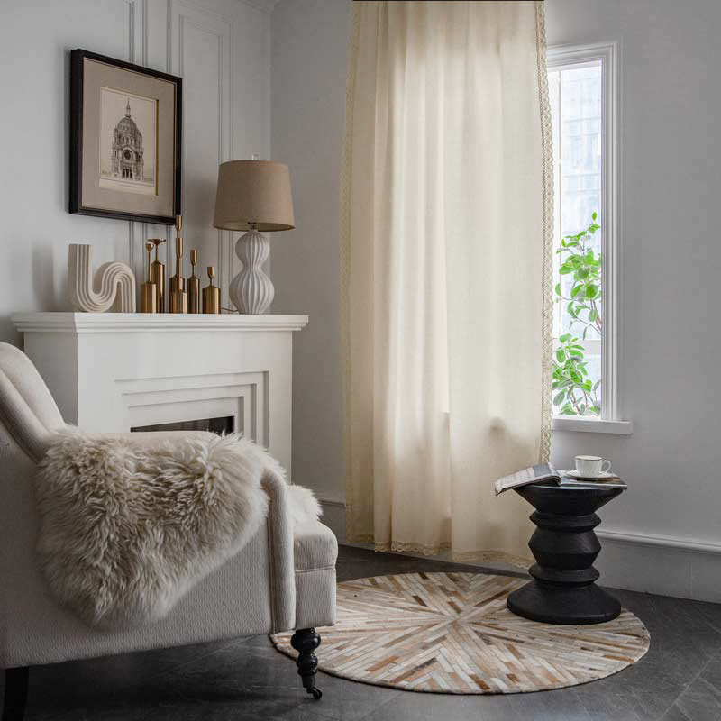 Rideau en coton blanc avec ourlet et pompon