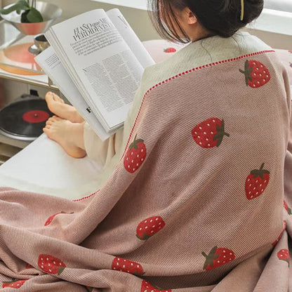 Couette en gaze de coton respirante avec des fraises en rose