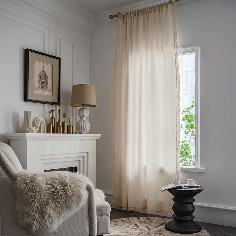 Rideau en coton blanc avec ourlet et pompon
