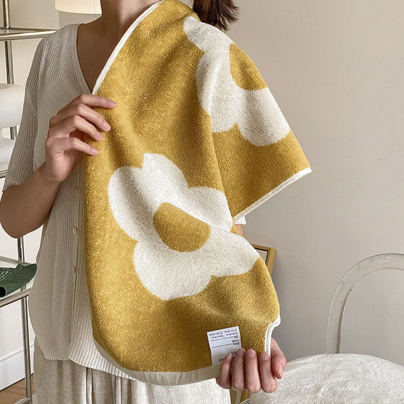 Serviette en coton doux et respirant avec motif floral