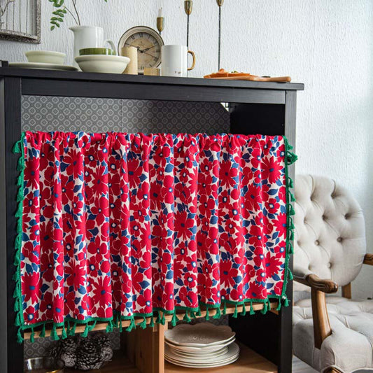 Rideau à plusieurs niveaux à imprimé floral rouge avec pompons