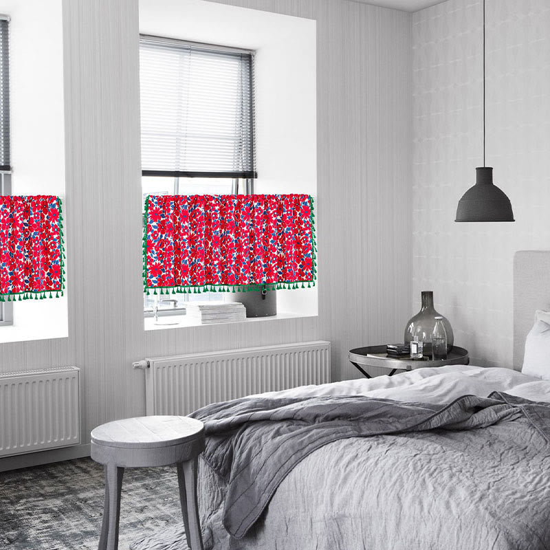 Rideau à plusieurs niveaux à imprimé floral rouge avec pompons