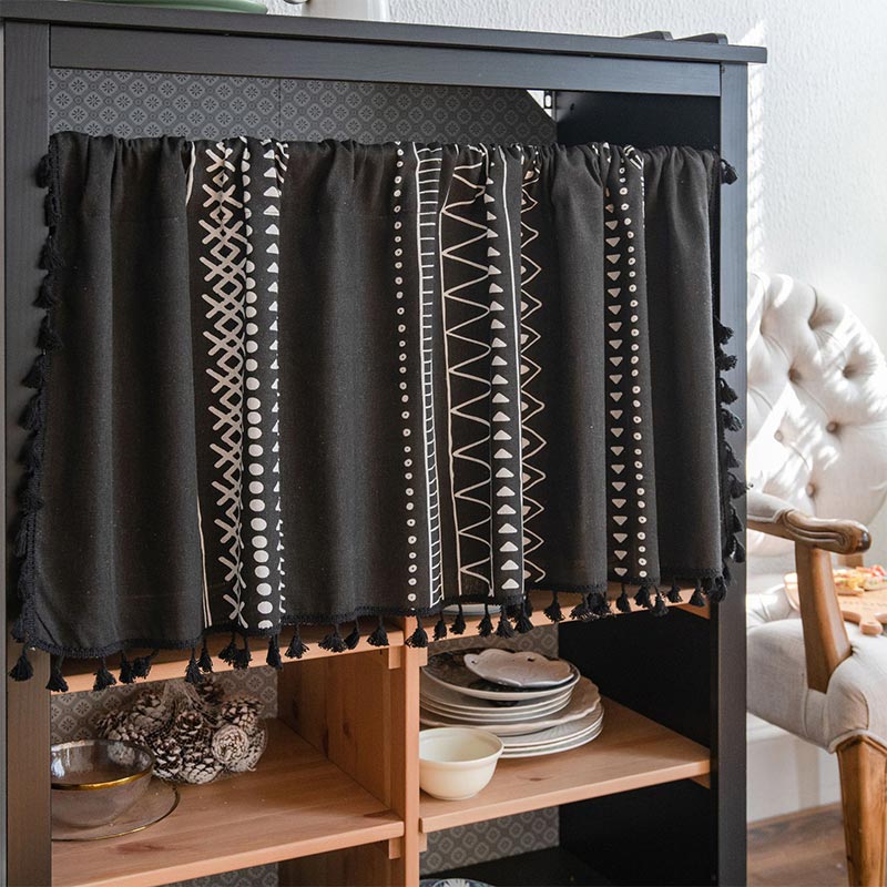 Rideau à motifs noirs et blancs avec pompons