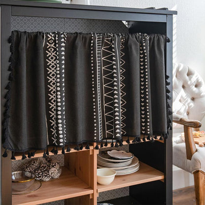 Rideau à motifs noirs et blancs avec pompons