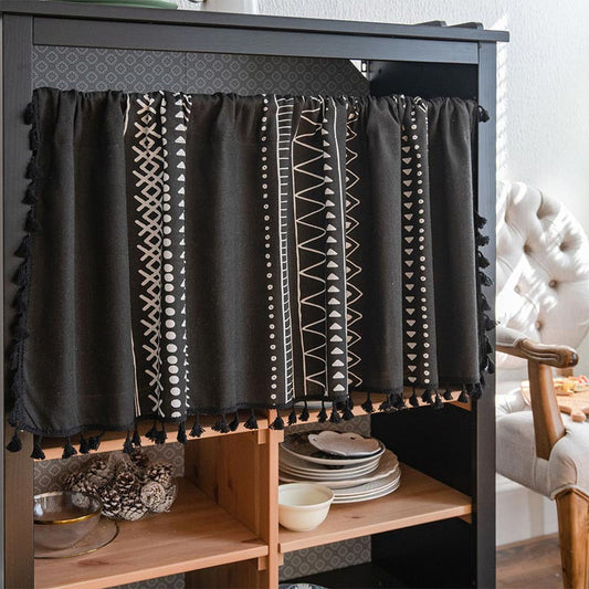 Rideau à motifs noirs et blancs avec pompons