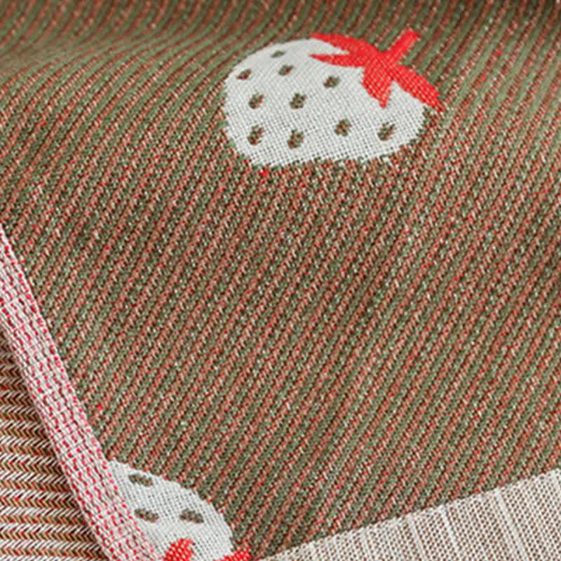 Couette en gaze de coton respirante avec des fraises en rose