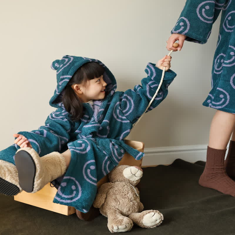 Peignoir en coton avec capuche et visage souriant