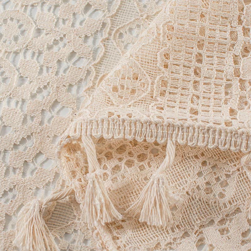 Rideau à pompons avec décoration en dentelle et ourlet