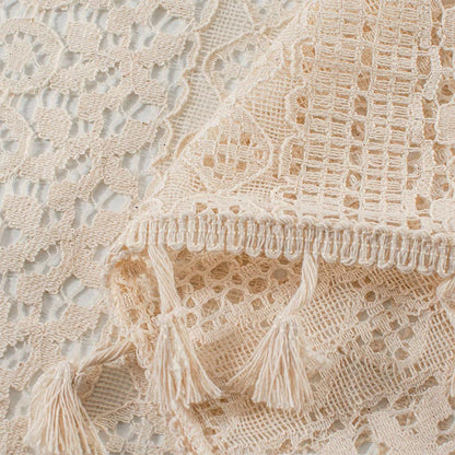 Rideau à pompons avec décoration en dentelle et ourlet