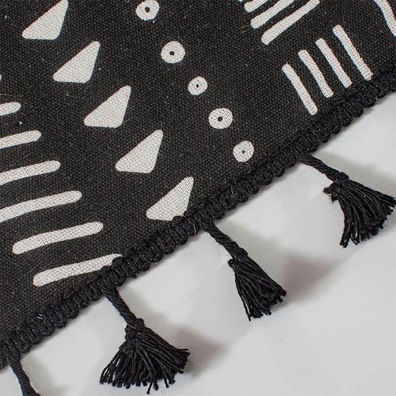 Rideau à motifs noirs et blancs avec pompons