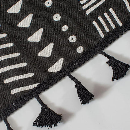 Rideau à motifs noirs et blancs avec pompons