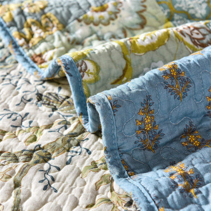 Couette de style bohème avec taies d'oreiller à fleurs