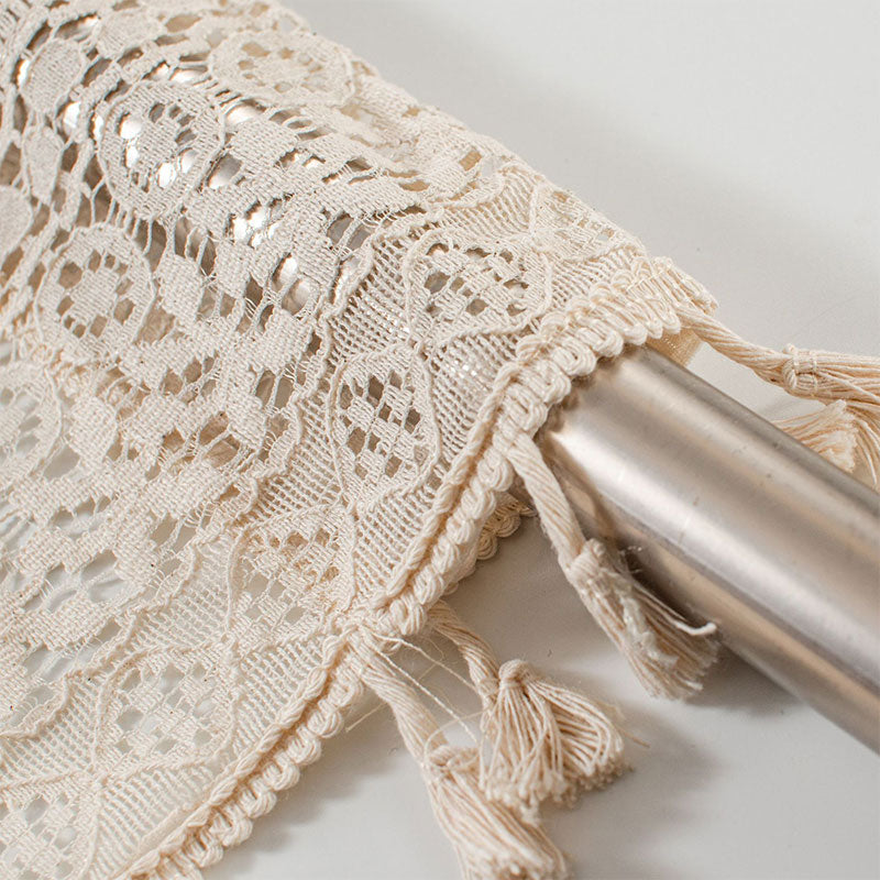 Rideau à pompons avec décoration en dentelle et ourlet