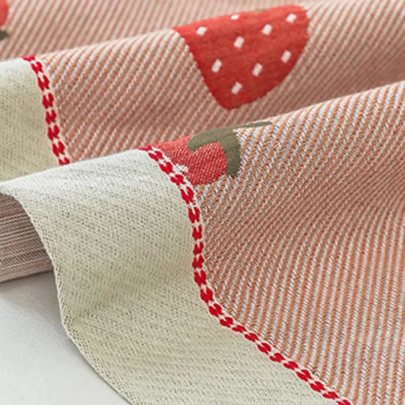 Couette en gaze de coton respirante avec des fraises en rose