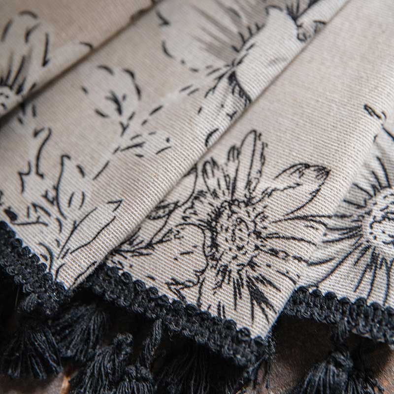 Rideau à fleurs noir avec pompon noir