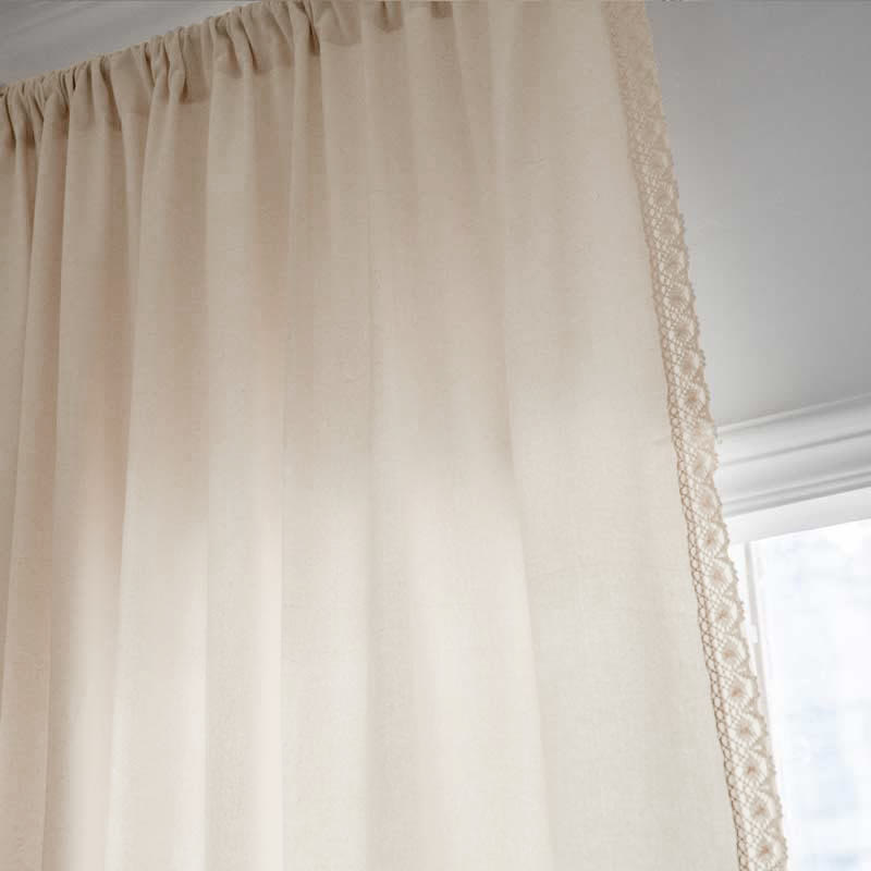 Rideau en coton blanc avec ourlet et pompon
