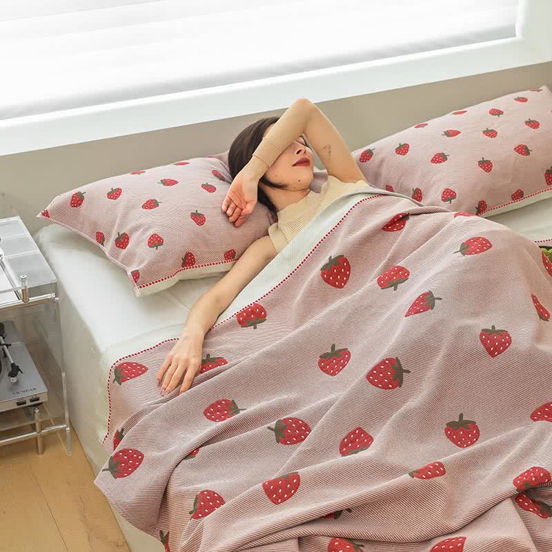 Couette en gaze de coton respirante avec des fraises en rose